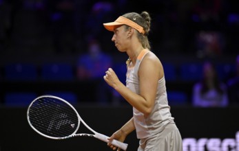 Elise Mertens (BEL) Cheers, gestures, gesture, tennis, Porsche Cup 2024, Porsche Arena, Stuttgart,