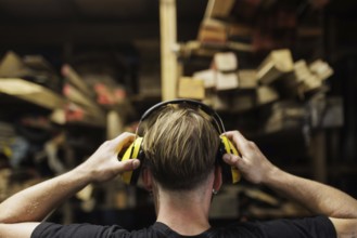A man puts on hearing protection. Berlin, 14.08.2024