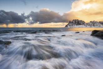 Waves on the beach at Uttakleiv, Vestvågøya, Lofoten, Norway, Europe