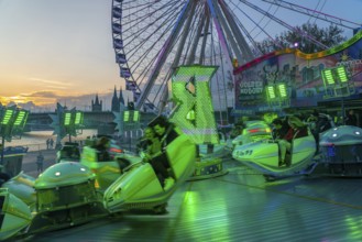 Deutz funfair on the Rhine, at Easter, funfair, break-dancer ride, Ferris wheel, Cologne Cathedral,