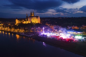 Albrechtsburg Castle and hustle and bustle on the Elbe for the wine festival, night shot from