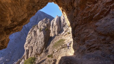 Rock gate, hikers on hiking trail, Gingilos, hiking on the Gingilos, morning light, cloudless blue