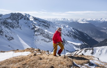Ski tourers at the summit of the Mitterzeigerkogel in winter, Sellraintal, Kühtai, Tyrol, Austria,