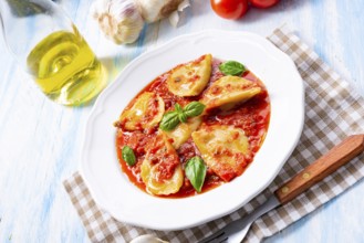 Köstliche Pasta - Ravioli in Tomatensauce mit Basilikum