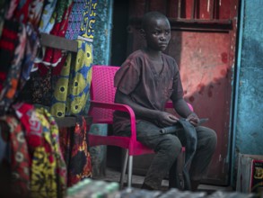 Straßenszene Kindheit in Kinshasa, Demokratische Republik Kongo