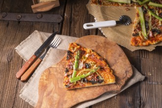 Green asparagus pizza