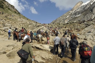 Pilgrim naga koti to sheshnag lake, amarnath yatra, Jammu Kashmir, India, Asia