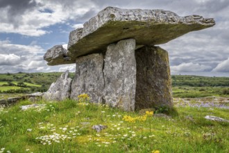 Dolmen of Poulnabrone, probably between 4200 a. C. and 2900 a. C., The Burren, County Clare,