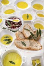 Presentation of wholemeal bread and olives with olive oil