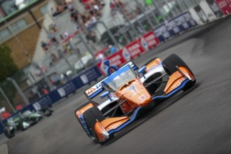 SCOTT DIXON (9) of Auckland, New Zealand runs through the streets during the Honda Indy Toronto in