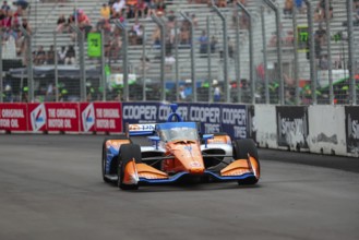 SCOTT DIXON (9) of Auckland, New Zealand runs through the streets during the Honda Indy Toronto in