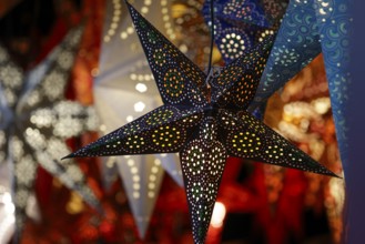 Decorative, illuminated stars with an artistic pattern create a warm, Christmassy atmosphere at a