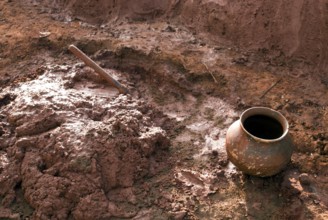 Concept, mud and pot