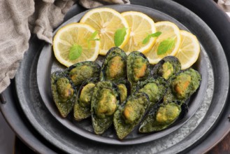 Seafood mussels with lemon, parsley and garlic