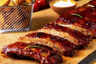 Bbq ersatzribs auf der platte mit grünem salat und weißer soße