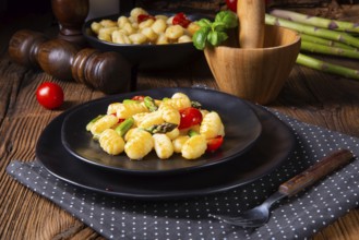 Crispy gnocchi with roasted asparagus and tomatoes