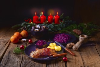 Klassische und knusprige geröstete ente mit kohl und knödel