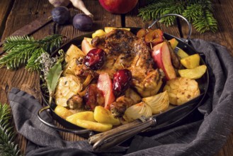 Chicken pieces with fruit and vegetables from the oven