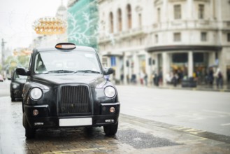 Taxi in London and people on the street