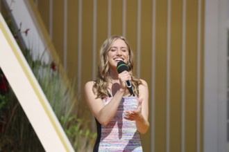 Luna Klee (singer / musician) in the ARD TV programme Immer wieder sonntags, Rust, Germany /