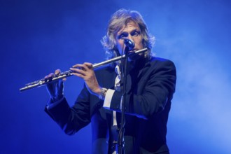 Wroclaw, Poland. 27th February, 2018. Concert of band Dire Straits Experience. Picture: Chris White