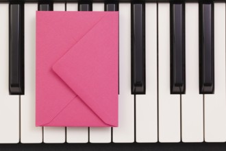 Funny arrangement envelope on the piano keybords - Flat lay image