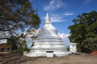 Lankatilaka is Buddhist temple of the 14th century in the Hiyarapitiya village, from the Udu Nuwara