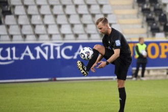 Referee: Martin Wilke (Merzhausen) juggles with the ball during the match of the Soccer-RL SW