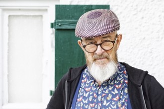 An image of an old man and his glasses