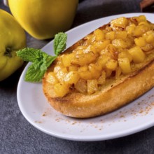Apple fruit spread with cinnamon and fruit pieces