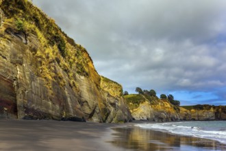 Ocean tide at sunrise. Steep White rocks on the Pacific coast. North Island, New Zealand. The