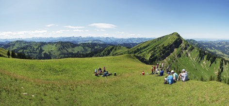 Hiking break on the Gelchenwanger ridge with a view of the Hochgrat and the Alps, Allgäu