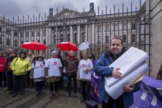 Germany, Berlin, 22 November 2024, Action against hospital reform, Health alliances hand over