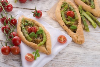 Home-baked pide with green asparagi