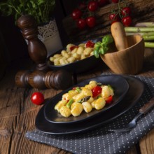 Crispy gnocchi with roasted asparagus and tomatoes