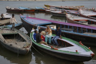 Boat parked ganga river, varanasi, uttar pradesh, india, asia