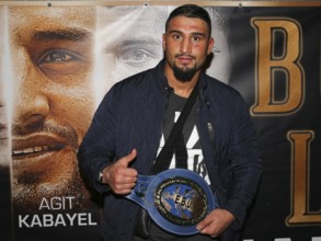 Heavyweight boxer Agit Kabayel (SES Boxing, Essen) with belt at the SES Boxing Gala on 4 February