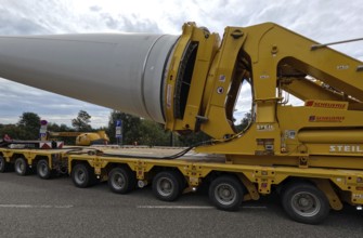 The heavy transport of the 68-metre-long rotor blades leads over the Feldberg