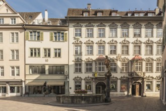 Pedestrian zone with Tellenbrunnen fountain and historic houses in the old town, Vordergasse,