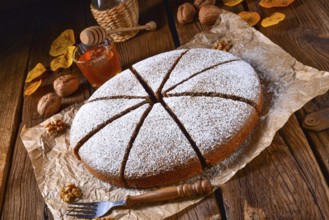 Frischer und leckerer herbstlicher Walnusskuchen mit Honig