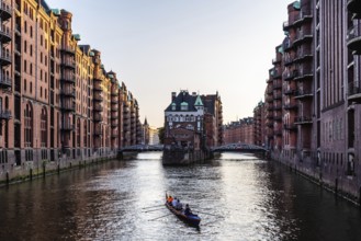 Hamburg, Deutschland, 3. August 2019: Die Speicherstadt oder das Lagerviertel. Wandrahmsfleet-Kanal
