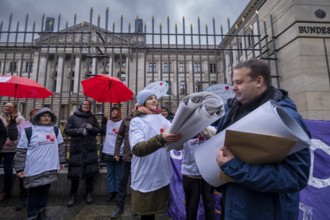 Germany, Berlin, 22 November 2024, Action against hospital reform, Health alliances hand over