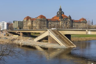 After the partial collapse of the Carola Bridge, a dam was built for the demolition work on the