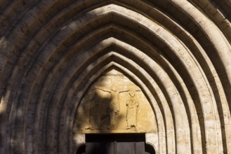 The Divi Blasii Church is a three-nave, cruciform hall church on the Untermarkt square in the town
