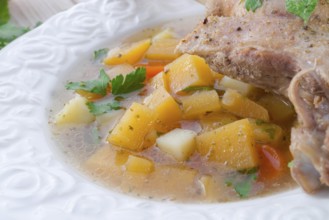 Goose - soup with red wine and thyme