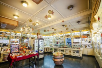Artisanal manufacture of Quartos Embatumats, candy store Can Frasquet, Palma, Mallorca, Balearic