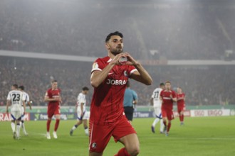 Vincenzo Grifo (SC Freiburg) scores from the penalty spot to make it 2-0 at the break and
