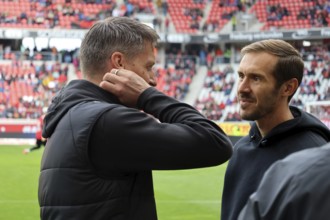 Smalltak in front of kick-off: from left. Coach Alexander Blessin (FC St. Pauli) and head coach /