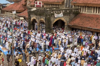 Muslims praying, Eid Al Fitr festival, Bandra Station, Mumbai, Maharashtra, India, Asia