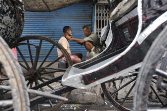 20.02.2011, Kolkata, West Bengal, India, Asia, A man gets a shave between rickshaws on a roadside